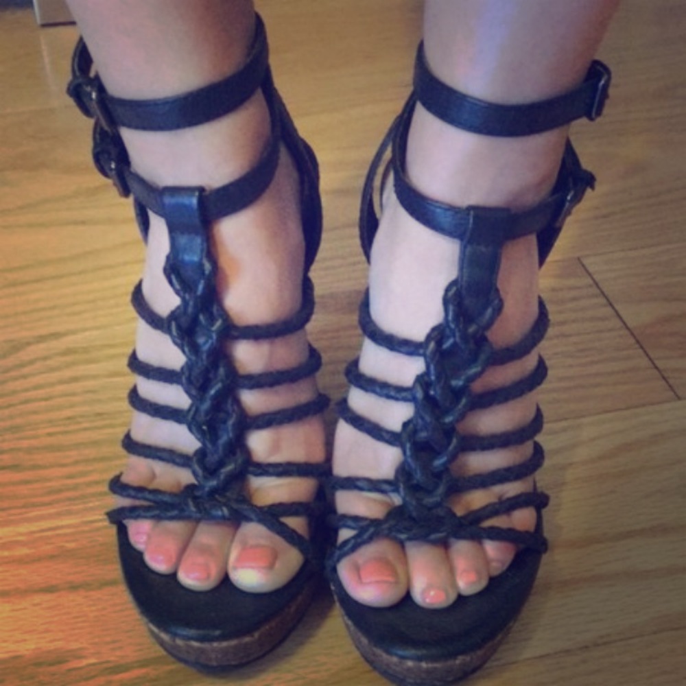 Straps black wedges